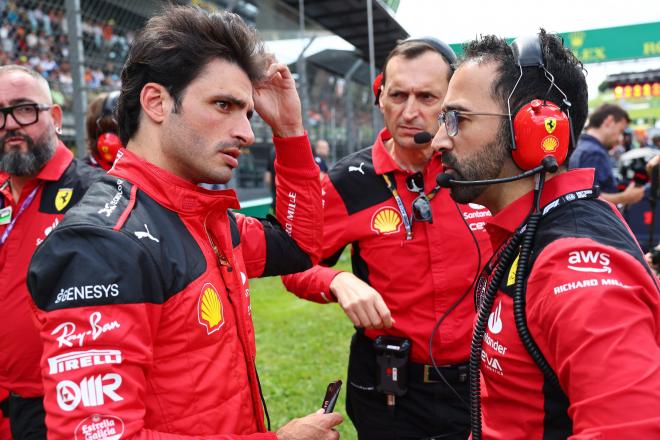 Carlos Sainz habla con sus ingenieros antes del GP de Austria (Foto: Cordon Press)