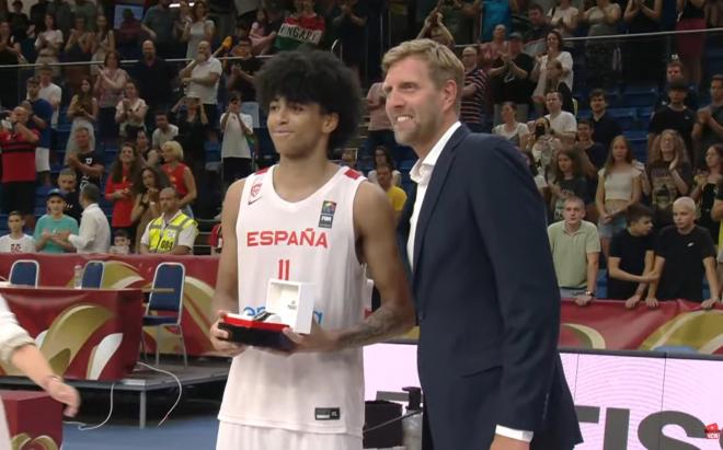 Izan Almansa recibe el MVP del Mundial sub 19 de Dirk Nowitzki.