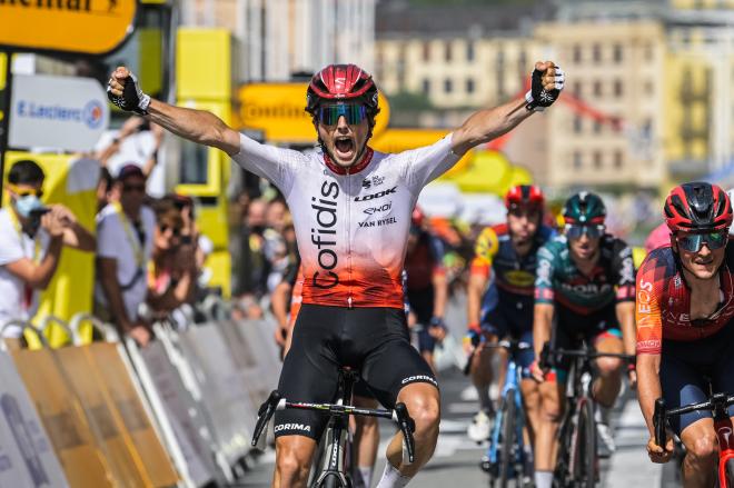 Victor Lafay celebra su triunfo en San Sebastián en el Tour (Foto: EFE).