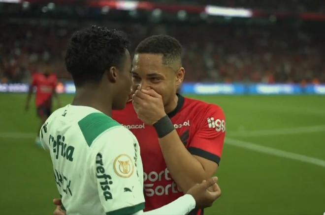 Endrick y Vitor Roque se abrazan tras el Palmeiras-Athletico Paranaense
