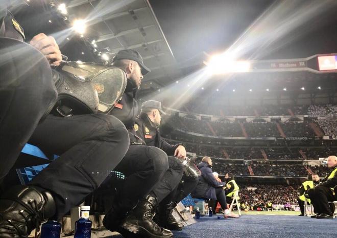 La Policía Nacional controlando la seguridad de un partido en el Bernabéu (Foto: @interiorgob).