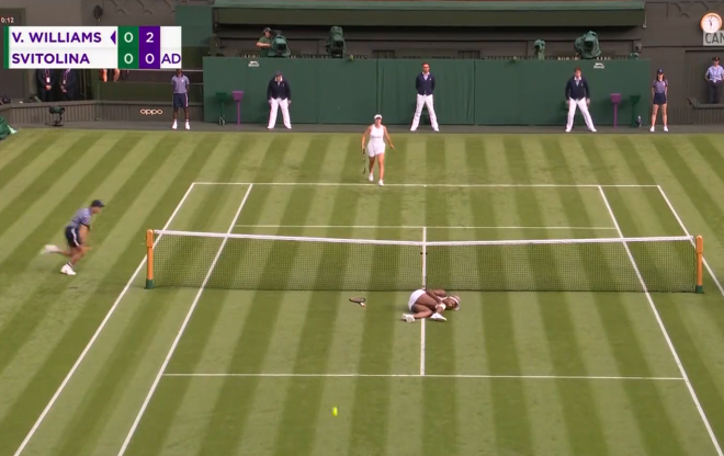 Venus Williams se lamenta en el suelo en Wimbledon.