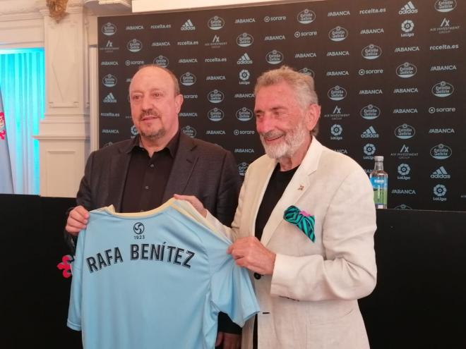 Benítez posa con la camiseta del Celta junto a Carlos Mouriño. (Foto: Alberto Bravo)