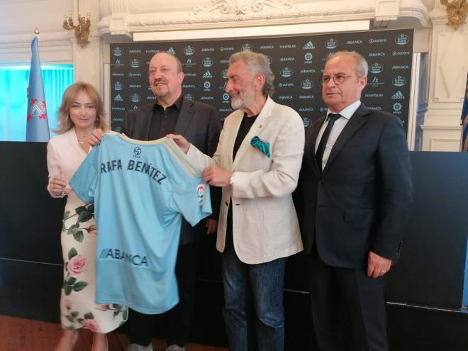 Benítez posa con la camiseta del Celta junto a Carlos y Marian Mouriño y Luís Campos. (Foto: Alberto Bravo).