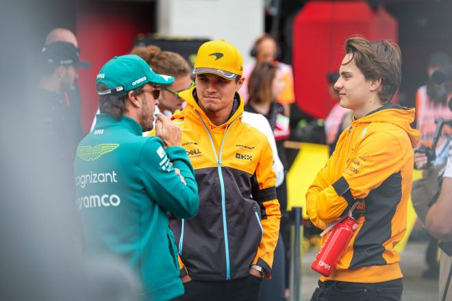 Fernando Alonso, charlando con Lando Norris y Piastri. (Cordon Press)