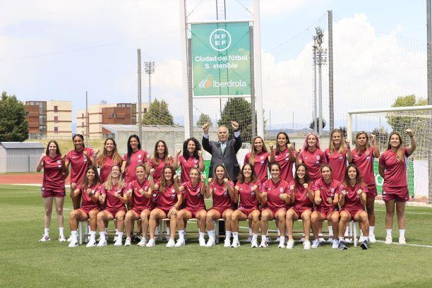 El CEO de Iberdrola España visita a la selección española de futbol femenino.