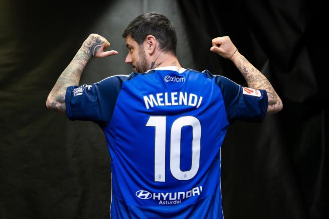 Melendi con la nueva camiseta azul. (Foto: Real Oviedo)