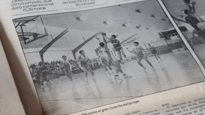 Recorte de periódico en un partido de Pedro Sánchez con el Estudiantes