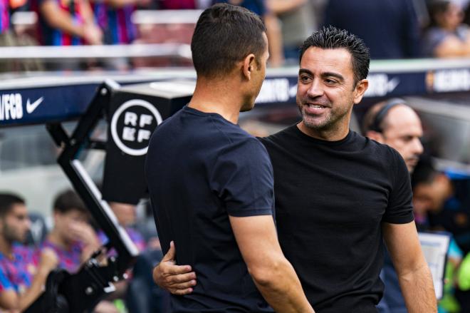 Francisco en el Camp Nou junto a Xavi Hernández