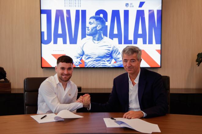 Javi Galán, con Gil Marín en su firma con el Atlético de Madrid (Foto: ATM).