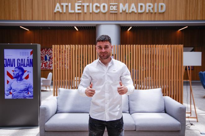 Javi Galán, en su firma con el Atlético de Madrid (Foto: ATM).