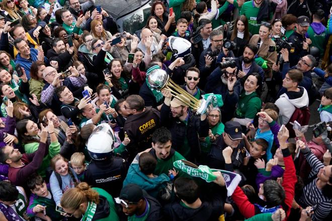 Locura de la Marea Verde con el Unicaja en la celebración de la Copa del Rey 2023. (Foto: Unicaja CB)
