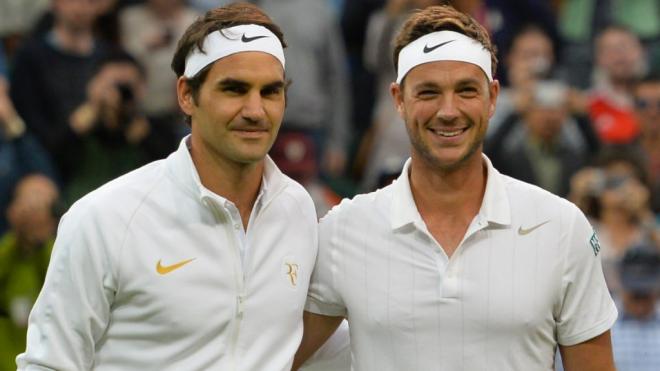 Marcus Willis y Roger Federer en el partido de Wimbledon