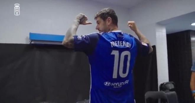 Melendi presenta la nueva camiseta del Oviedo