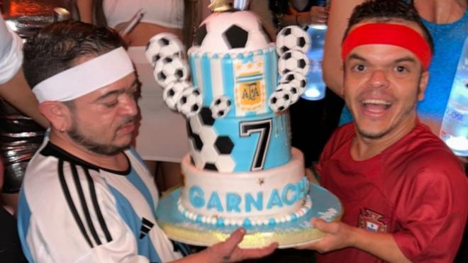 Mini Messi y Mini Cristiano con la tarta de Garnacho.