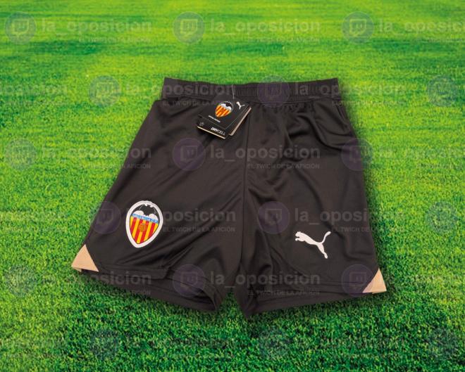 Pantalón oficial del Valencia CF (Foto: La Oposición)