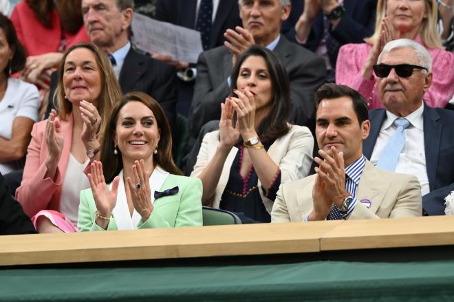 Roger Federer disfrutando del partido en el palco de la pista central de Wimbledon