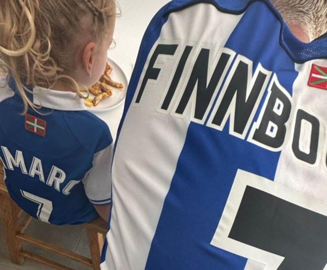 Antoine Griezmann con su hija y la camiseta de la Real de Finnbogason.