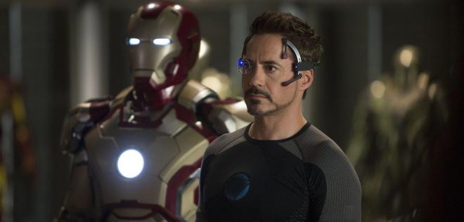 Robert Downey Jr. como Iron Man.
