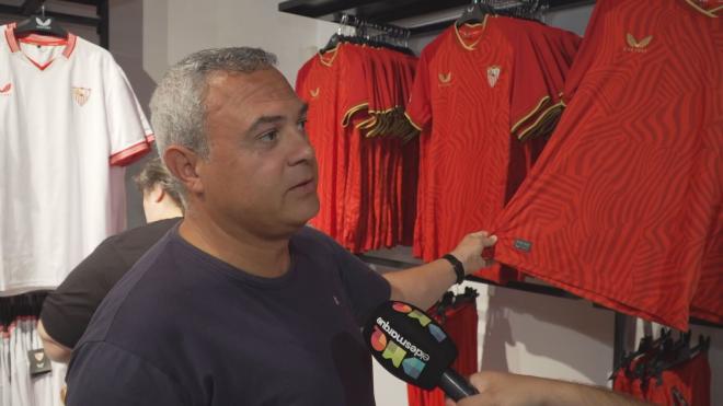 Un aficionado del Sevilla reaccionando a las nuevas camisetas