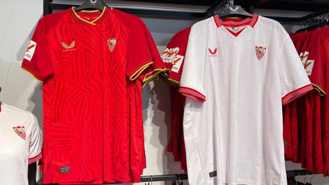 Las nuevas camisetas del Sevilla en la tienda oficial del club (Foto: Kiko Hurtado)