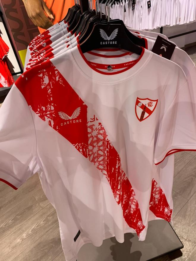 Primera equipación del Sevilla Atlético disponible en la tienda oficial del club (Foto: BeSoccer)
