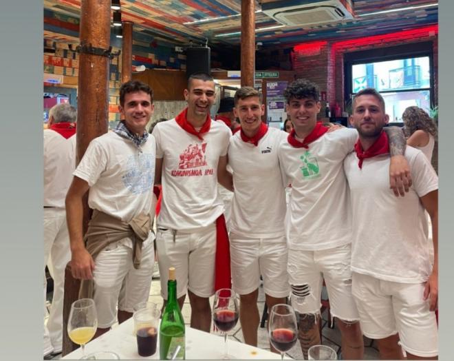 Aihen Muñoz celebra con sus amigos las fiestas de San Fermín.