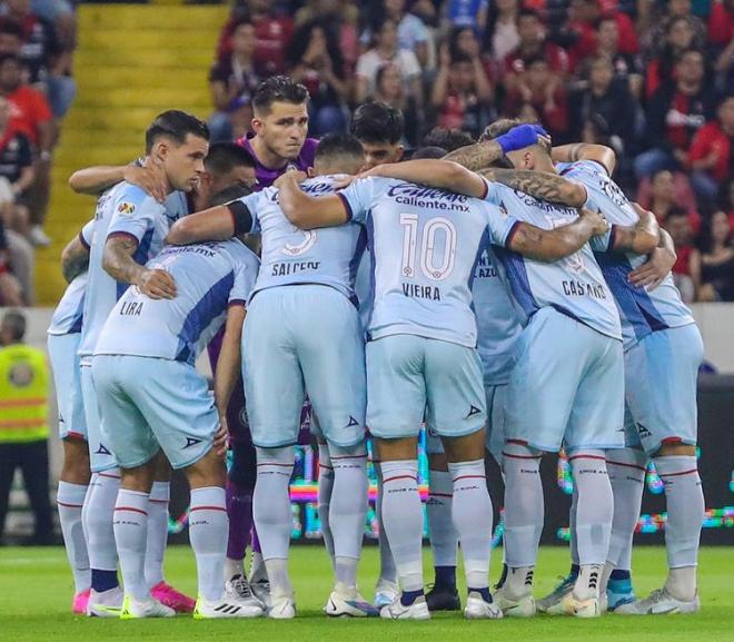 Los jugadores del Cruz Azul forman una piña previo a un choque. Fuente: Cruz Azul.