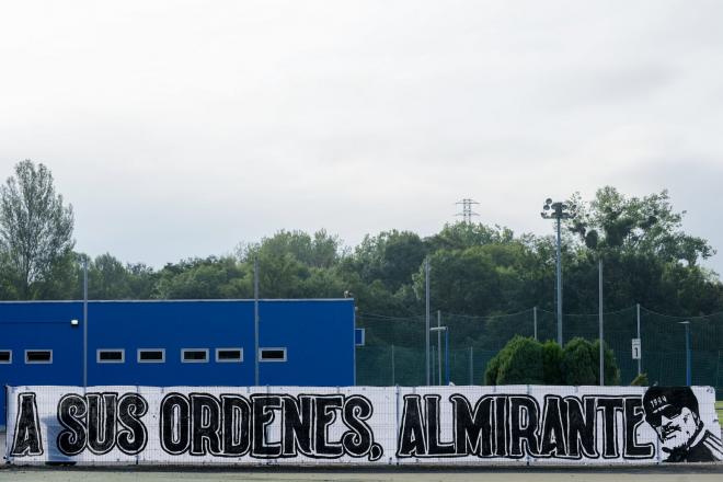 Pancarta en honor a Álvaro Cervera. (Foto: Real Oviedo)