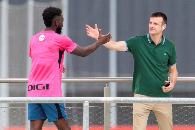 Iñaki Williams saluda al presidente Jon Uriarte en Lezama (Foto: Athletic Club).