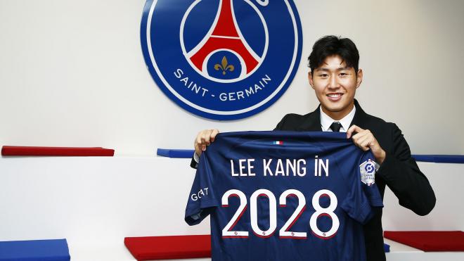 Lee Kang In posa como jugador del PSG.