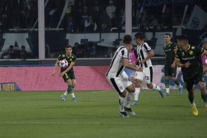 Disputa del balón durante el Talleres de Córdoba- Defensa y Justicia. Fuente: Cordon Press.