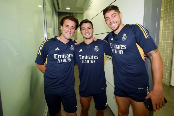 Álvaro Odriozola, Brahim Díaz y Fede Valverde, en Valdebebas (Foto: Real Madrid).