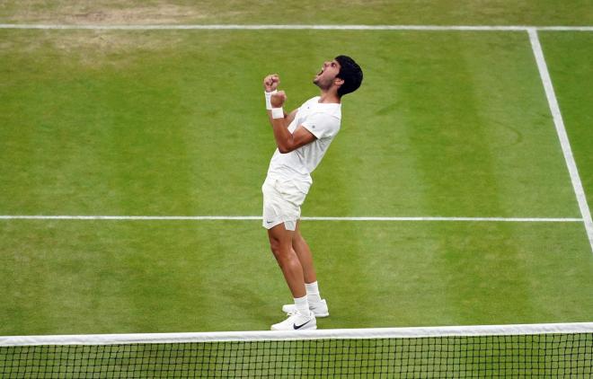Carlos Alcaraz celebra su triunfo ante Berrettini en Wimbledon (Foto: Cordon Press).
