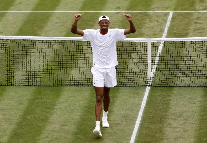Christopher Eubanks celebra la victoria ante Tsitsipas en Wimbledon (Foto: Cordon Press).