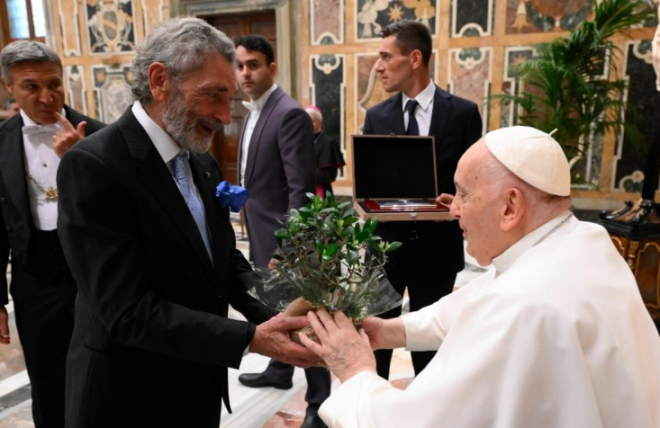 Carlos Mouriño entrega una rama de olivo al Papa Francisco (Foto: Vatican Media).