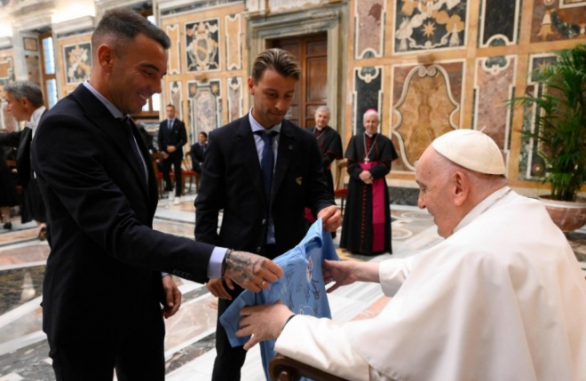 Aspas y Kevin entregan la camiseta del Celta al Papa Francisco (Foto: Vatican Media).
