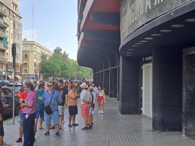 Valencia: largas colas en Mestalla para el cambio de localidad