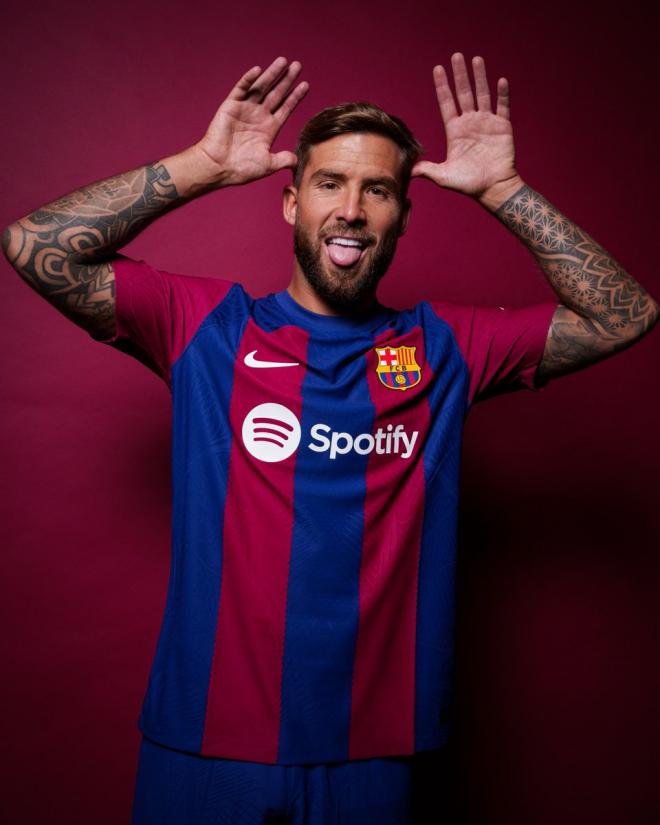 Iñigo Martínez posando con la camiseta del Barcelona