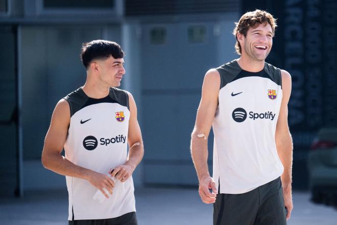 Pedri y Marcos Alonso, en una sesión del Barcelona (Foto: FCB).