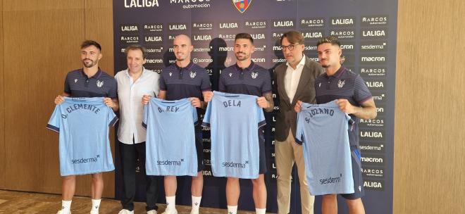 Presentación de los cuatro nuevos futbolistas del Levante UD junto a Quico Catalán y Felipe Miñambres.
