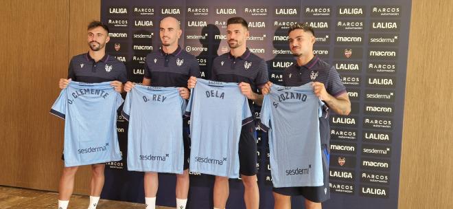 Adrián De la Fuente posa junto a sus compañeros en la presentación de los nuevos futbolistas del Levante UD.