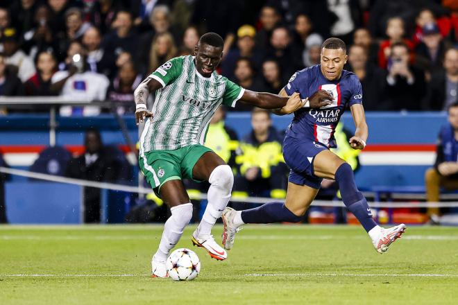 Abdoulaye Seck (Maccabi Haifa) lucha un balón contra Kylian Mbappé en la Champions (Foto: Cordon Press)