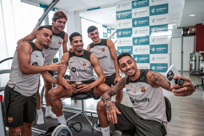 Dest, Marcos Alonso, Araujo, Pedri y Raphinha, en el gimnasio del Barcelona (Foto: FCB).