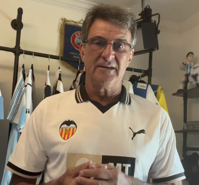 Kempes con la camiseta nueva del Valencia CF