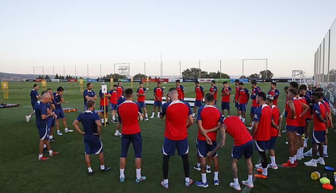 Los jugadores del Atlético se reúnen en un círculo durante el entrenamiento (Foto: ATM).