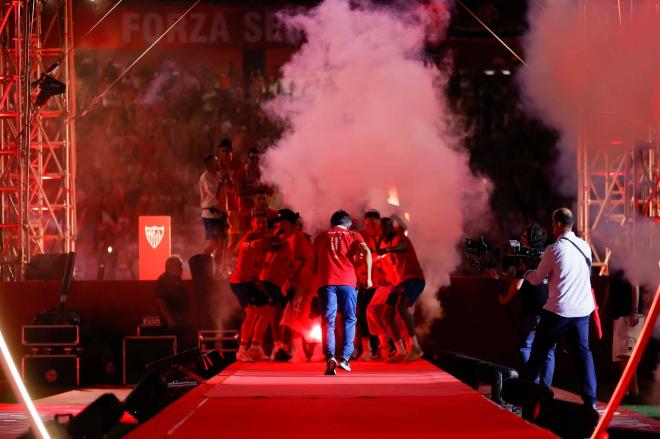 Mendilibar corriendo hacia sus futbolistas en la celebración de la Séptima (Cordon Press)