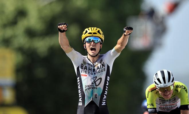 Pello Bilbao celebra su triunfo de etapa en el Tour (Foto: EFE).