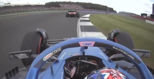 Carlos Sainz, adelantando a Gasly en Silverstone