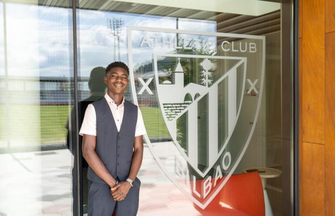 El fichado del Liverpool Elijah Gift posa y se entrena ya en Lezama (Foto: Athletic Club).